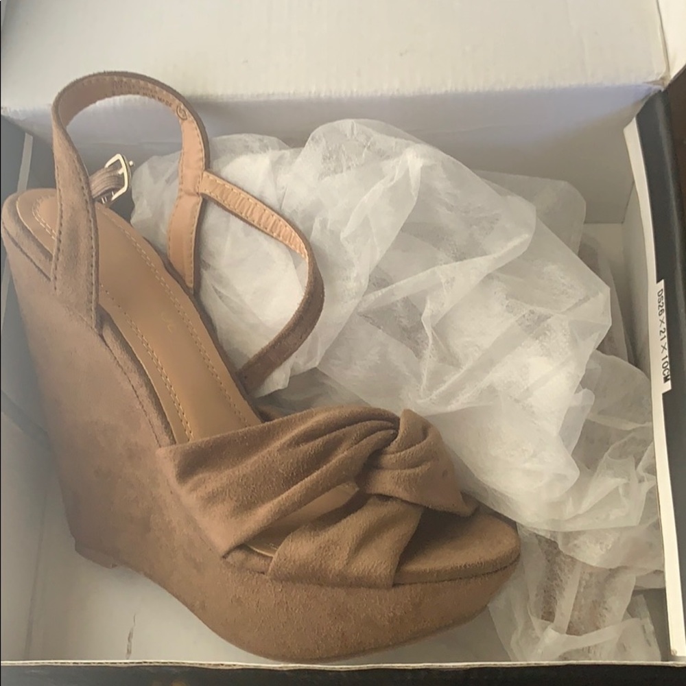 BNIB Chase + Chloe Gita taupe suede wedges 6.5